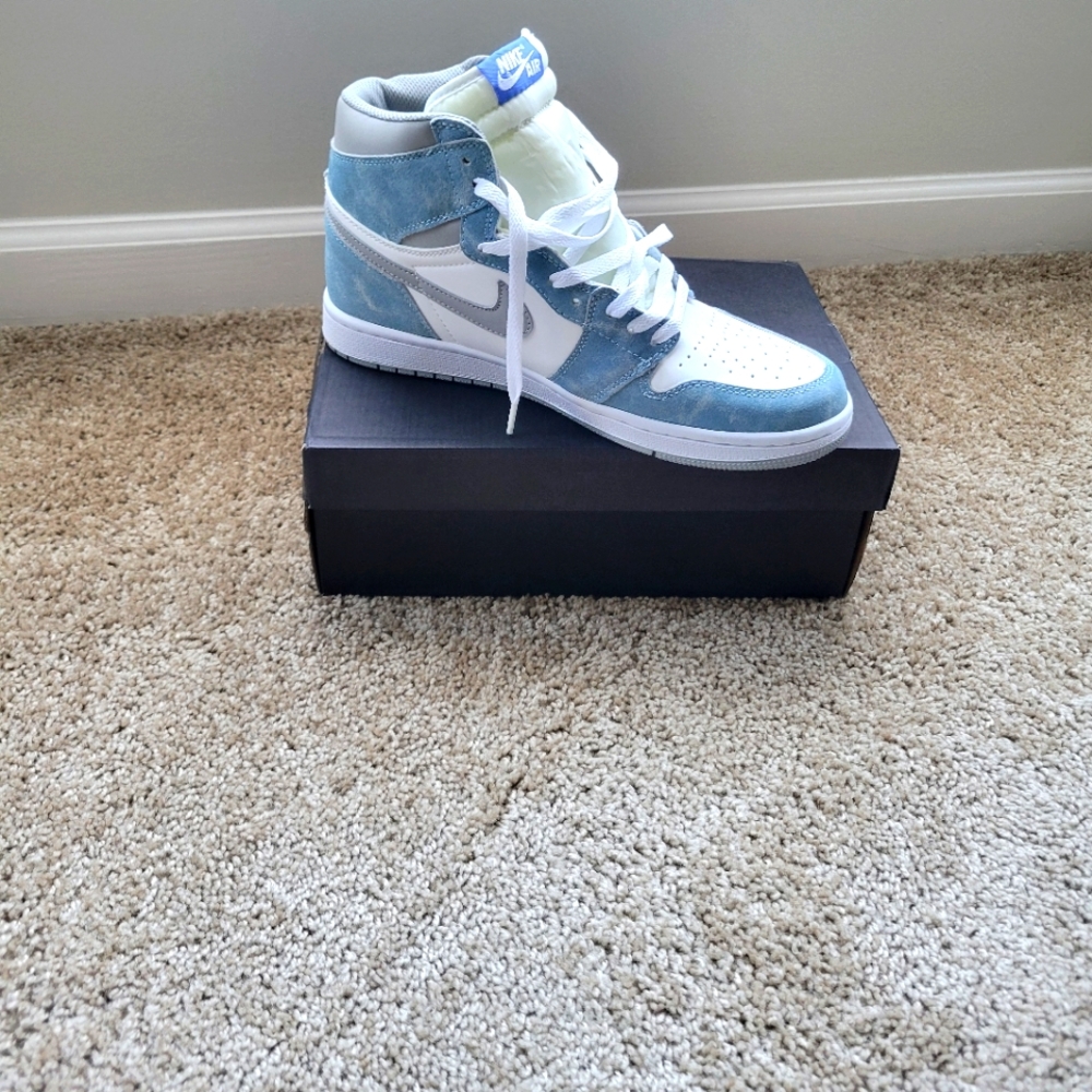 Air Jordan 1 Hyper Royal/White